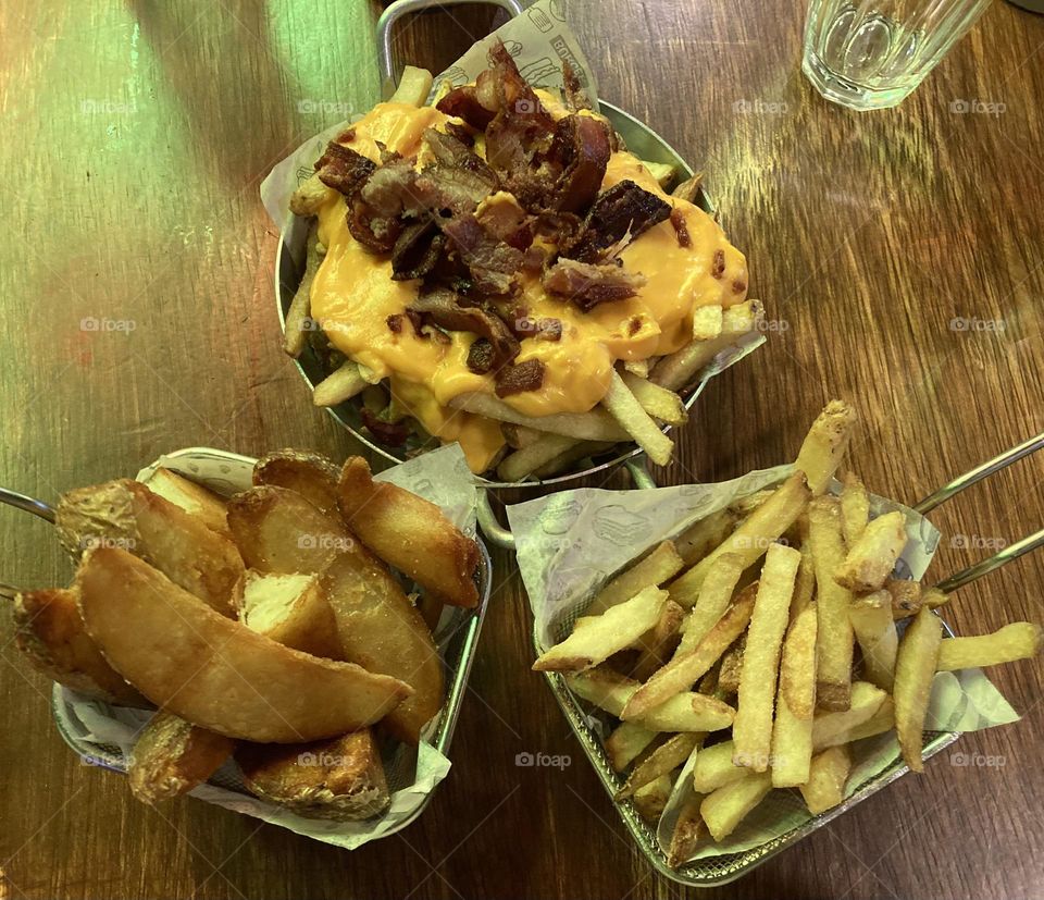 Três tipos de batatas fritas: palito, rústica e com cheddar e bacon! Delícia…