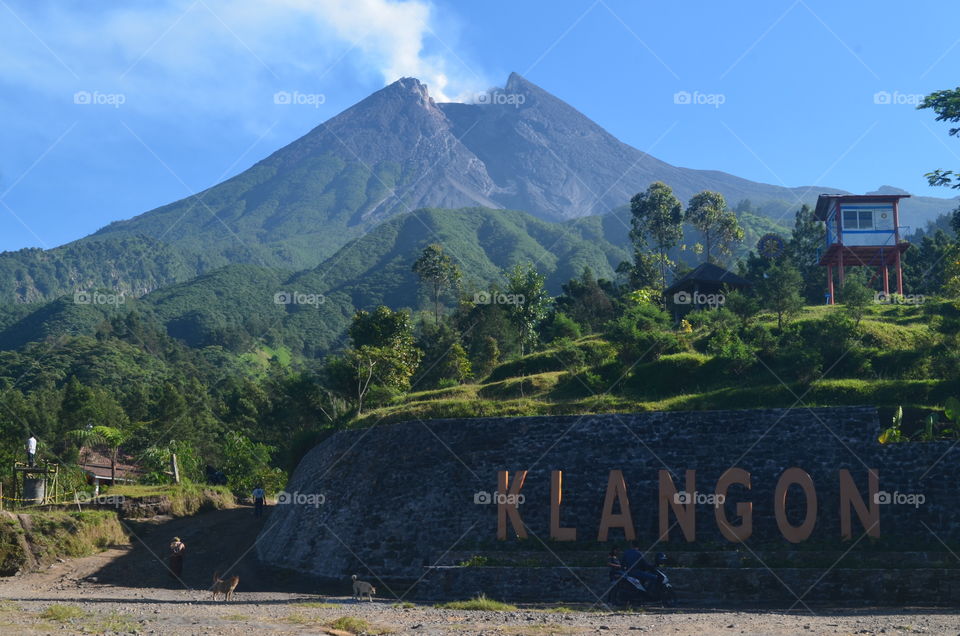 salah satu gunung yang banyak menyimpan misteri dan segudang manfaat untuk masyrakat, salah gunung terindah dan teraktif di indonesia  
-"Mountain MERAPI"-