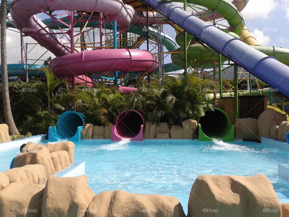 piscina con toboganes hotel paradise