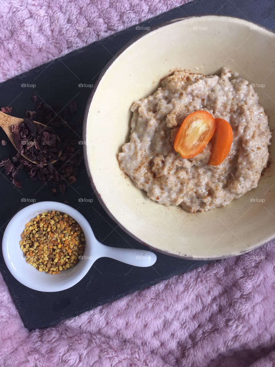Oatmeal with bee pollen and coca bibs 