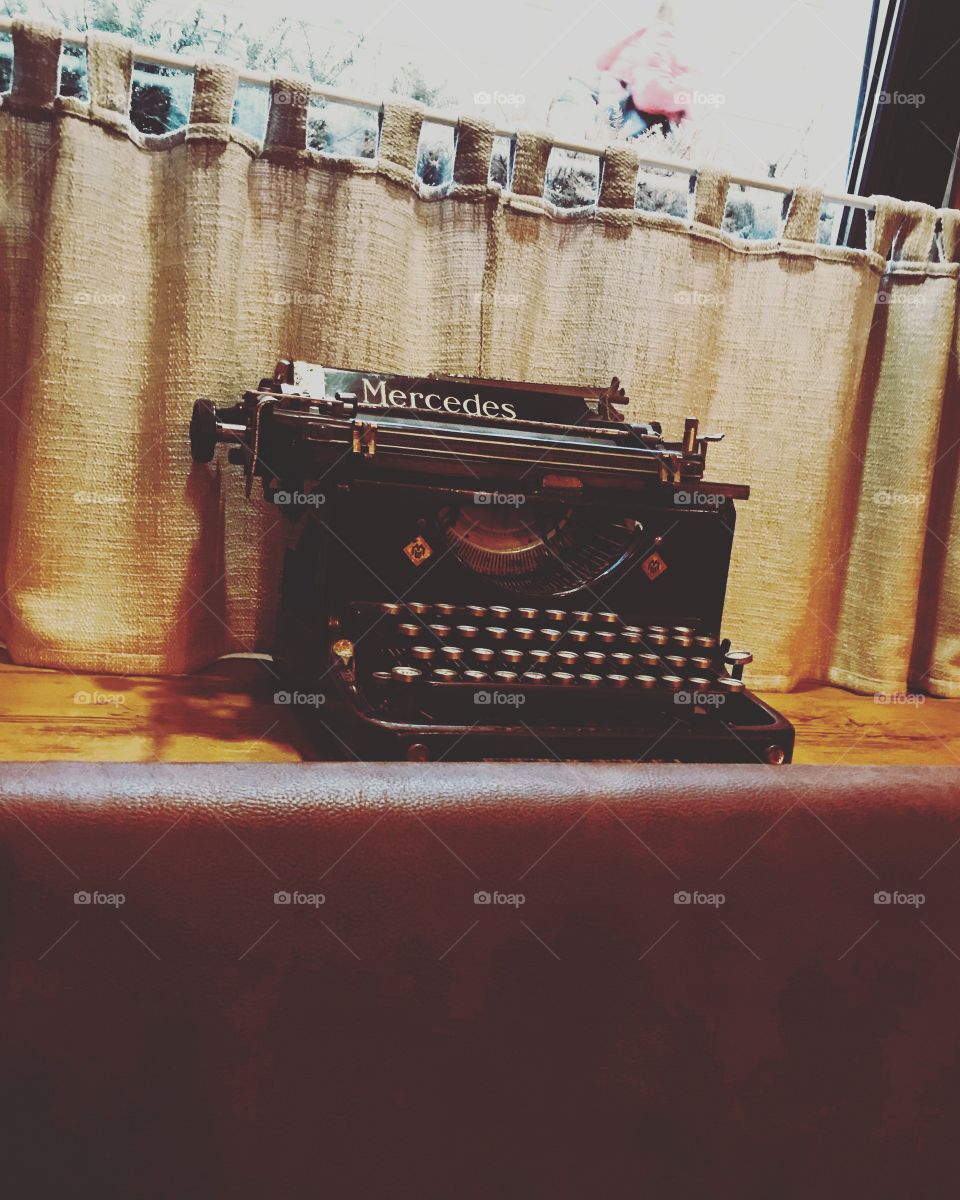 Ancient typewriter Mercedes was locked in one of the cafes in the center of St. Petersburg. It's a rarity👌