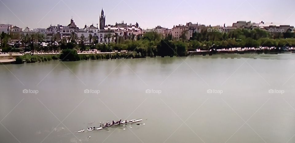 ciudad al borde del Rio