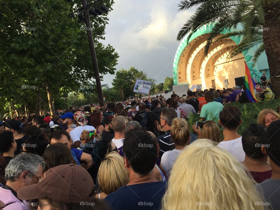 Large crowd at pulse victims benefit in downtown Orlando 