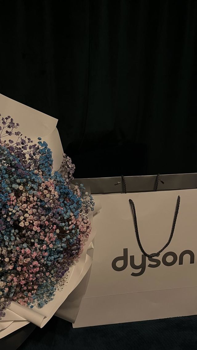 Dyson and bouquet flowers 