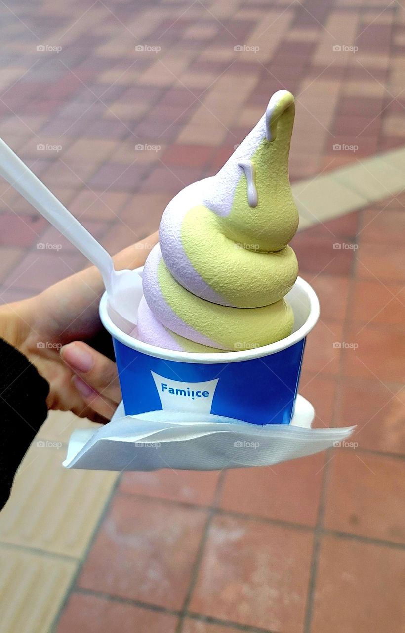 Lilac and light green two-color ice cream