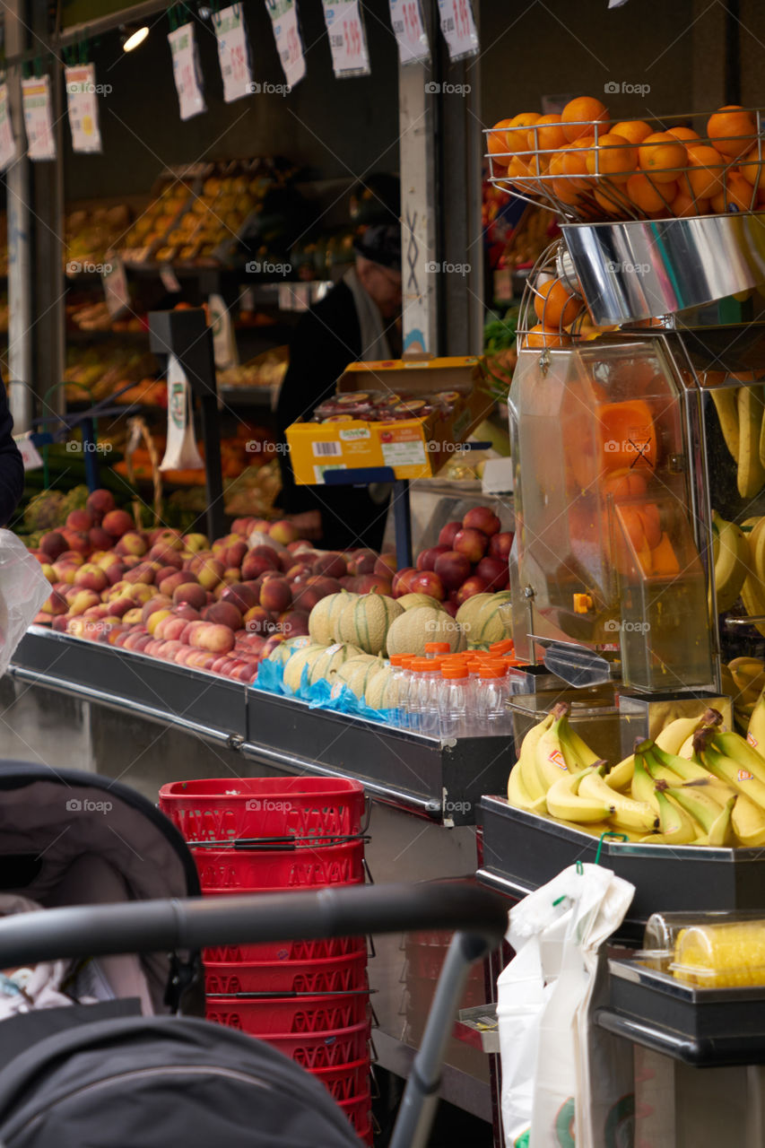 Puesto de fruta en las calles de París 