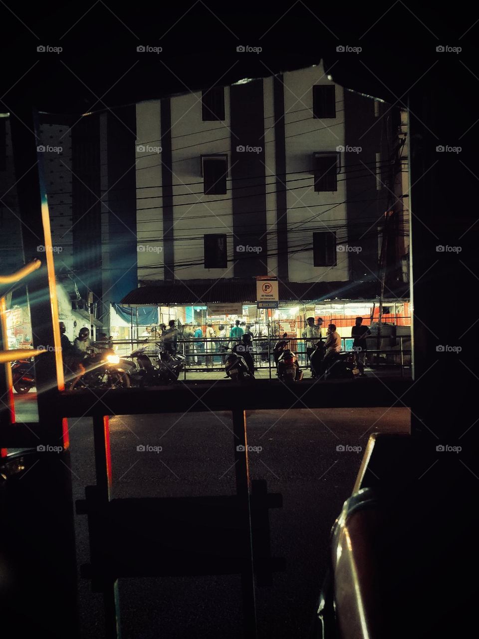 NIGHT BIVARAGE
During busy nights, especially on weekends or holidays, the line for the bar can get quite long, and patrons may have to wait for a while to get their drinks