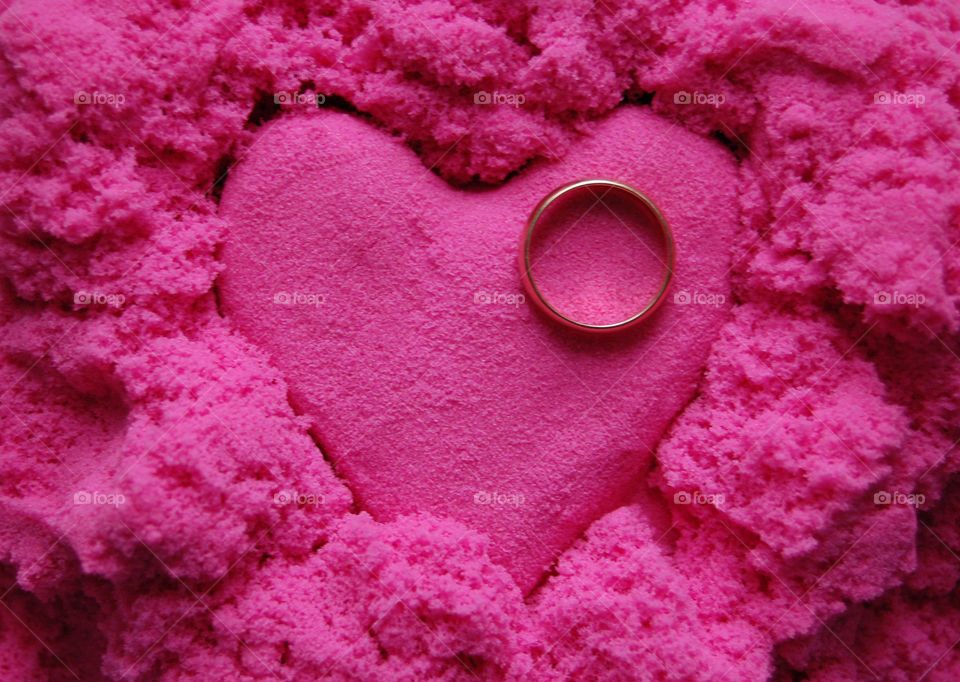Кольцо на сердце из розового песка