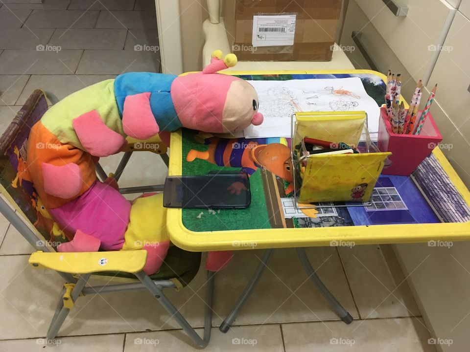 When it was time to do the Quarantine’s Coronavirus homework, someone put a plush centipede in place and went to play.  Can you? / Na hora de fazer o dever-de-casa da Quarentena, alguém colocou uma centopeia de pelúcia no lugar e foi brincar. Pode?