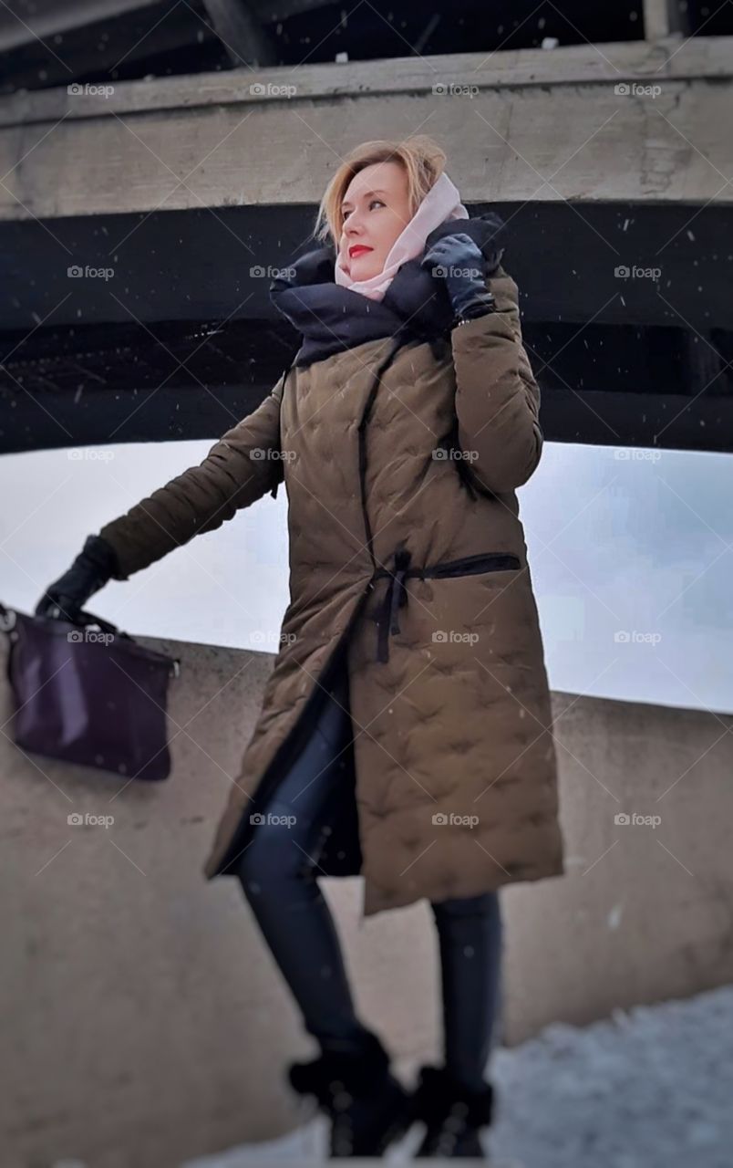 девушка стоит под мостом