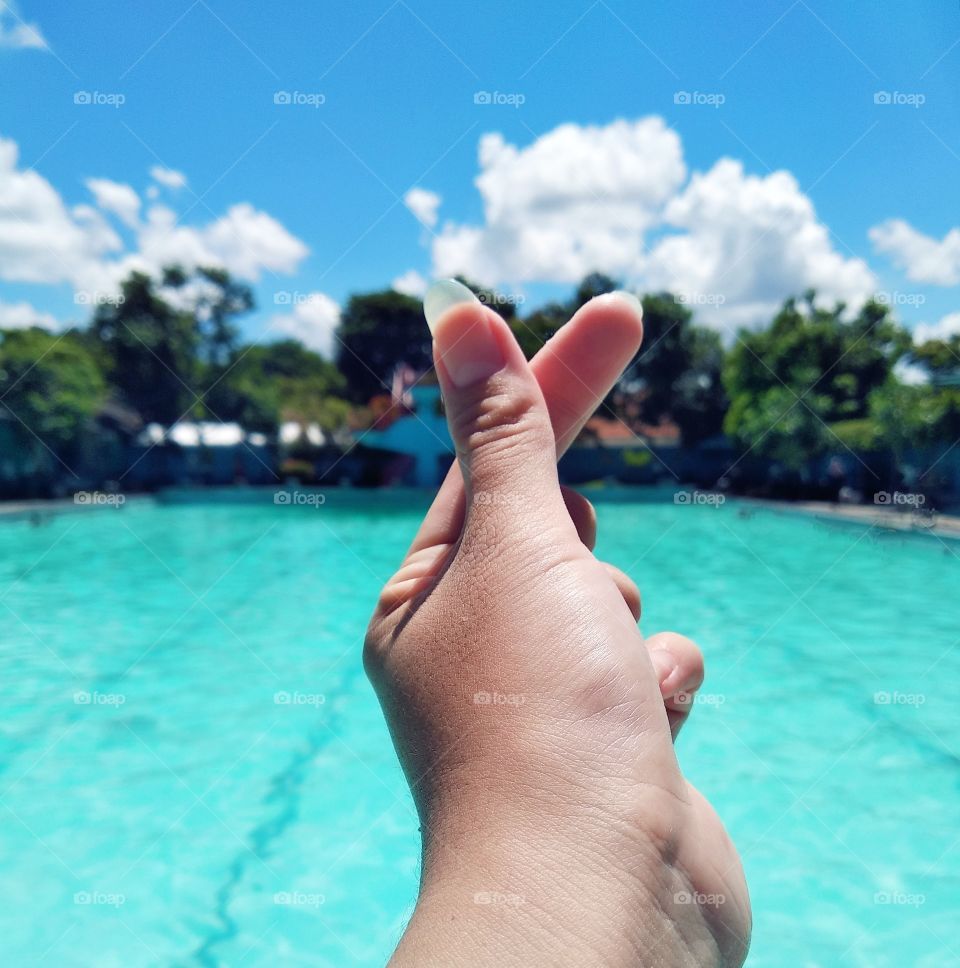 People hand on the swimming pool
