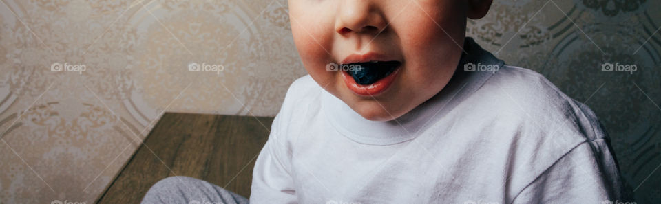 Eating blueberries