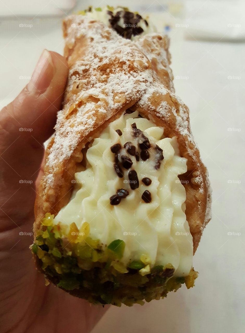 cannolo siciliano