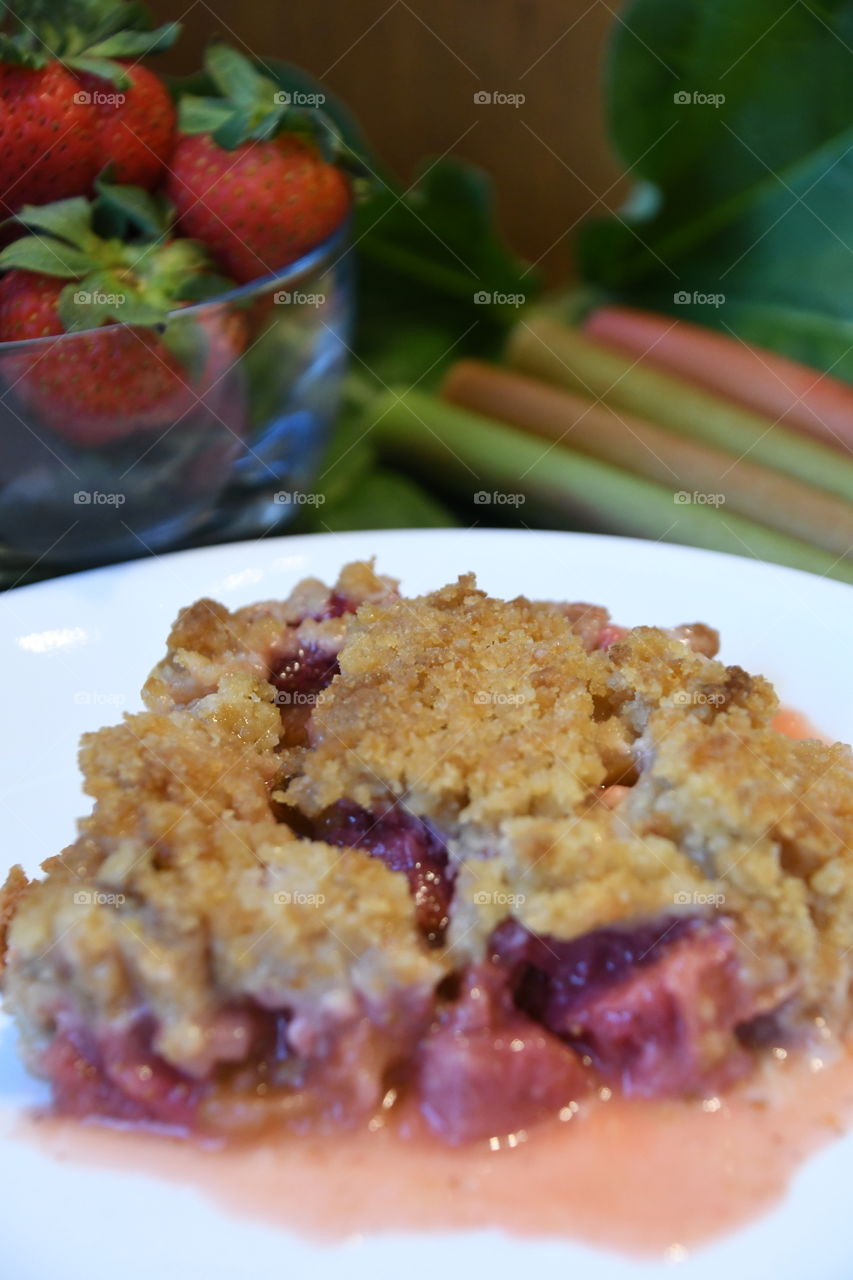 strawberry rhubarb crumb