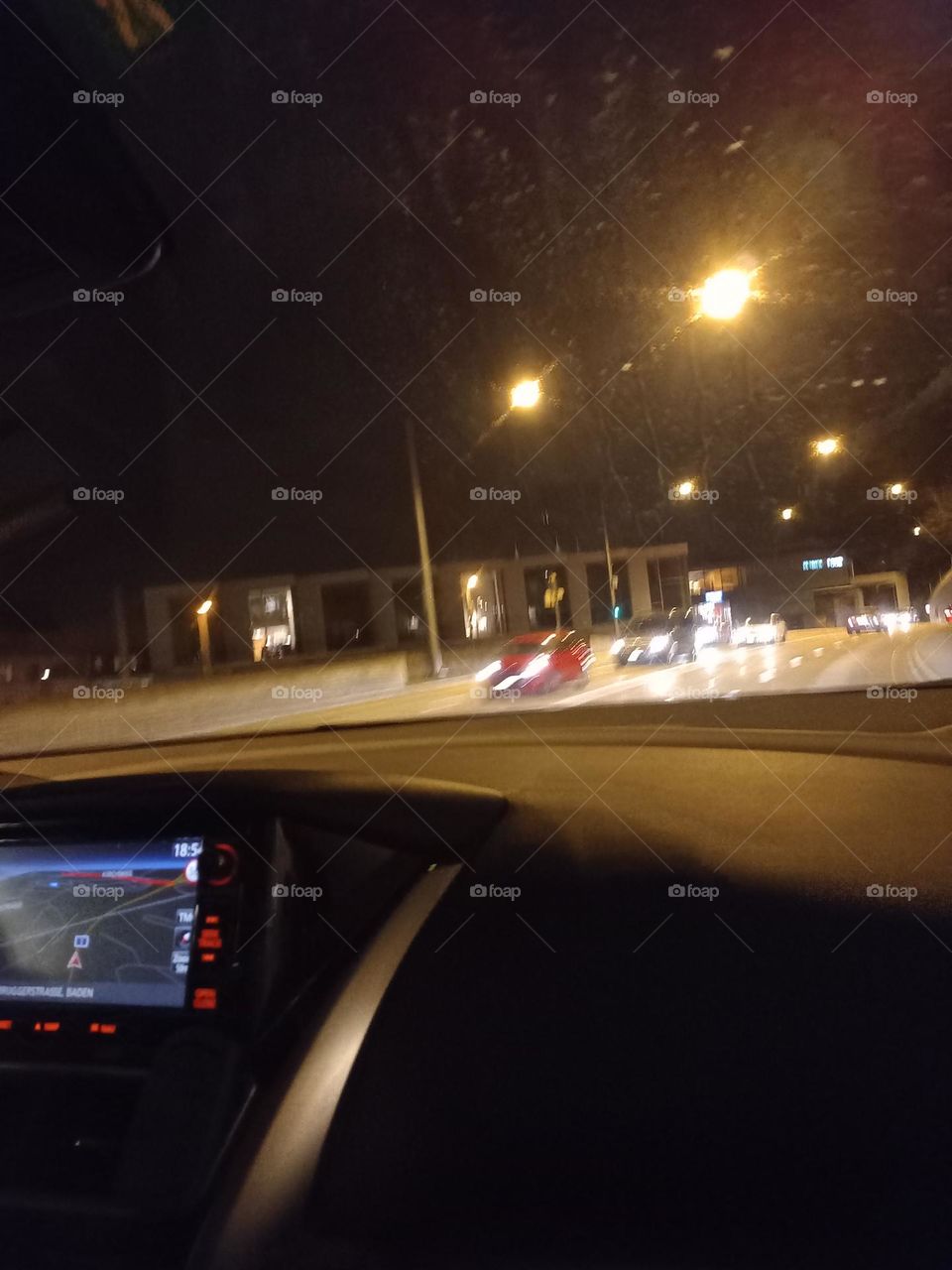 Noite agradável.  A cidade está  bela e iluminada! No início era a lua que iluminava as ruas escuras das cidades, antes do surgimento da Iluminação  pública das lâmpadas elétricas e, da tecnologia LED