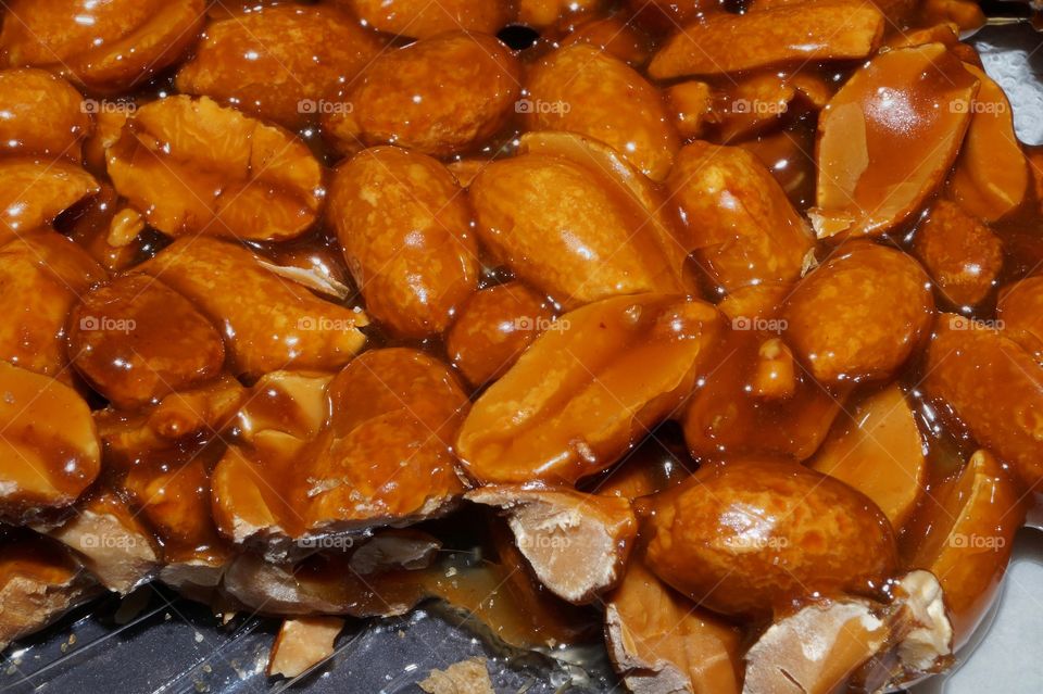 caramelized peanuts crunchy pie