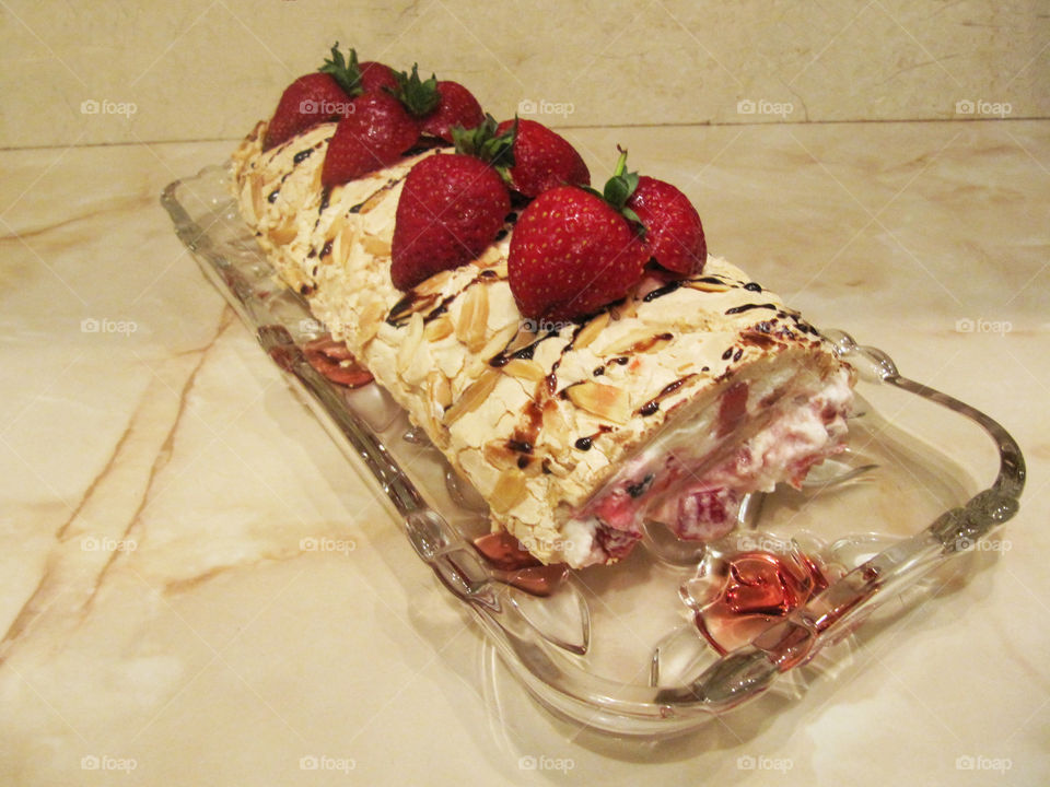 Anna Pavlova merimgue roll with fresh strawberry