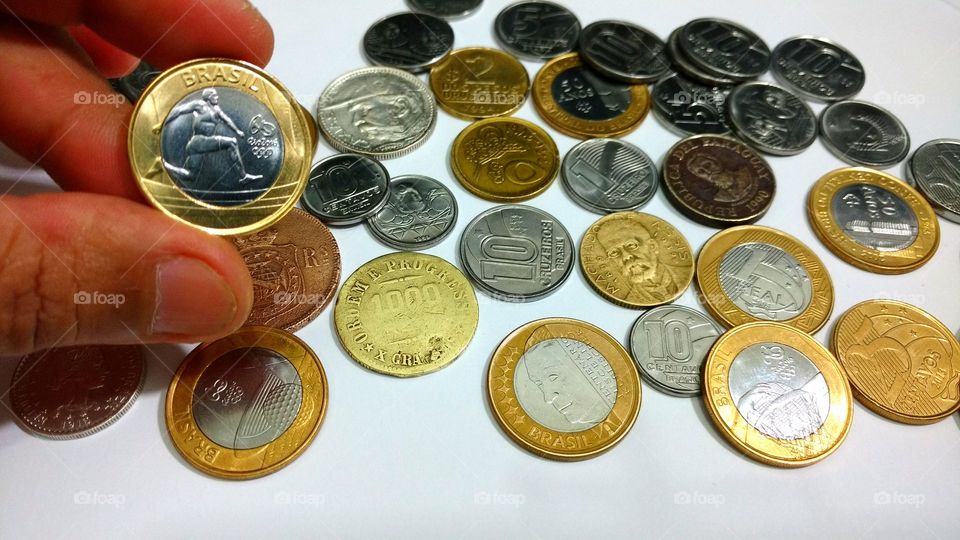Variedades. Coleção de moedas novas e antigas.