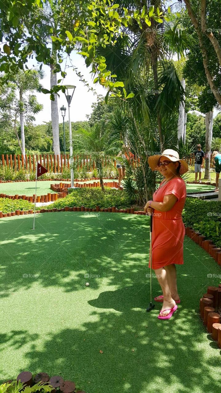 Playing mini golf in summer vacations 