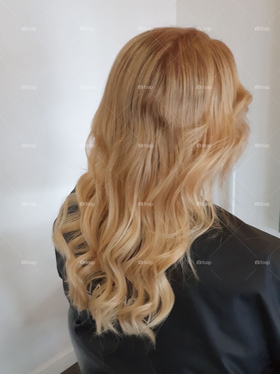 Wavy blonde hair