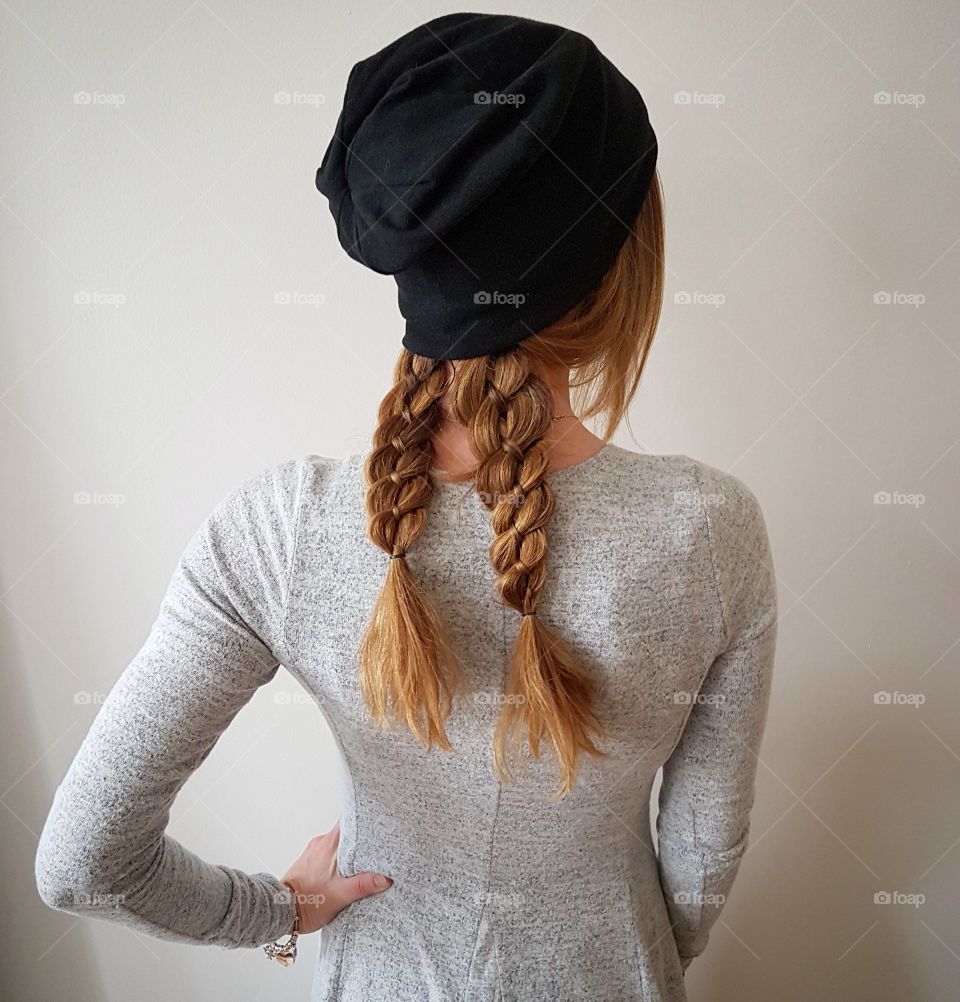 Four strands piggy braid for a winter day in the city