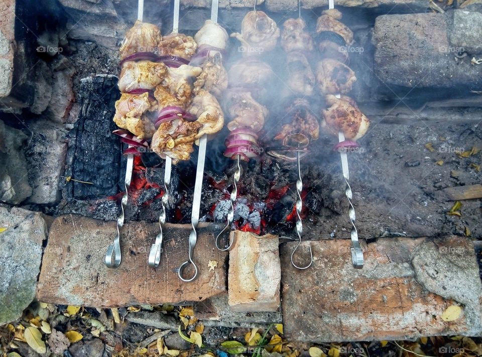 chicken skewers on stones куриный шашлык на камнях