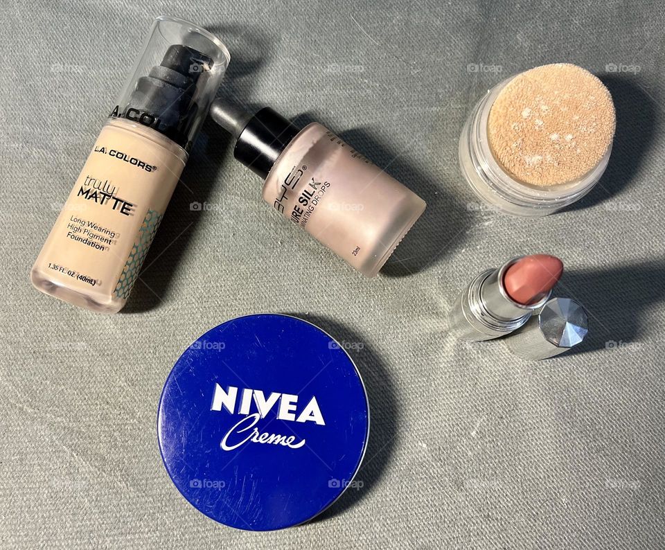 Makeup and skincare whit my blue nieva creme