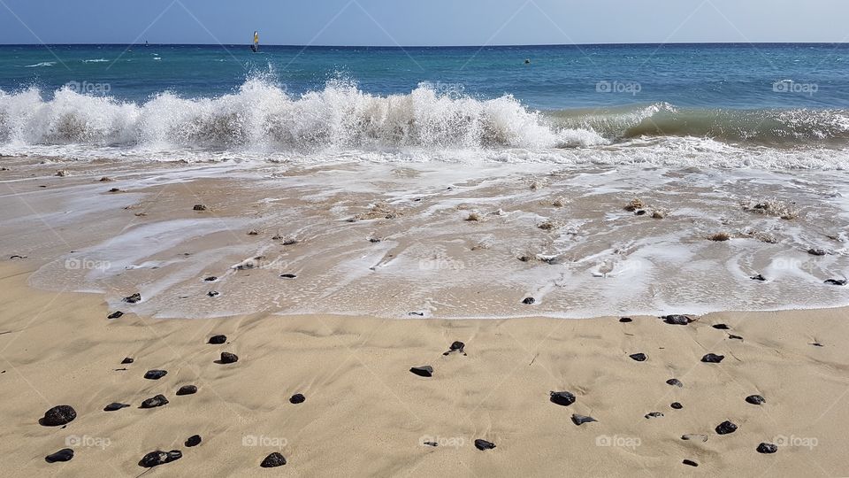 Sandy beach and waves in sunny weather, Fuerteventura Canary Islands Spain - sandstrand och vågor i fint väder , semester Kanarieöarna Spanien