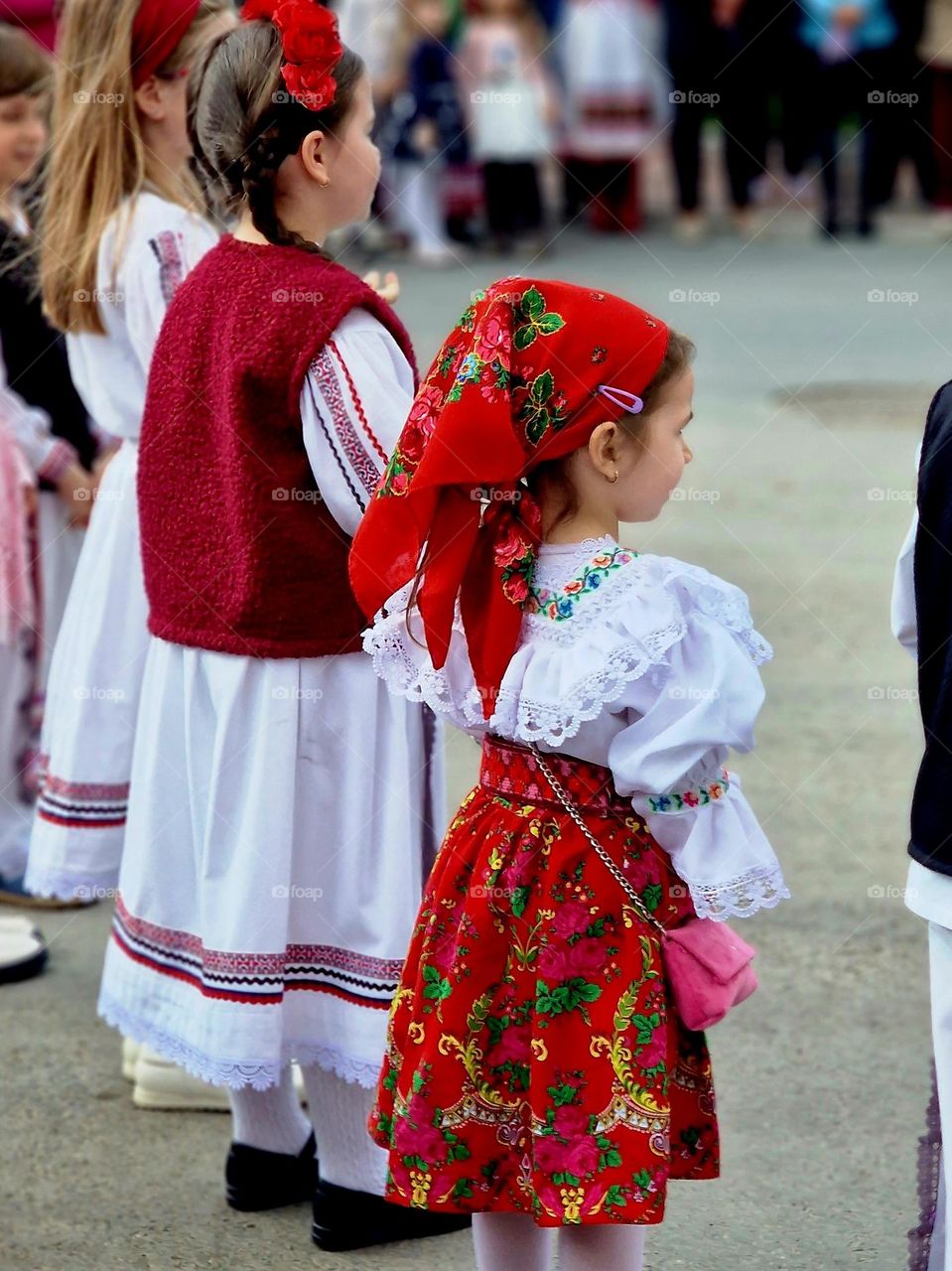 children dancing in traditional Romanian costumes