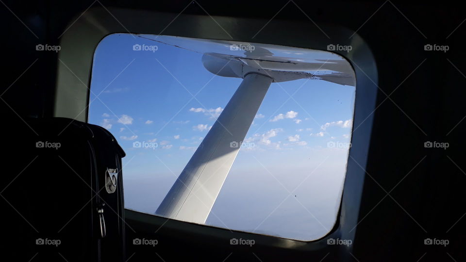 visão de nuvens e asa de avião pela janela