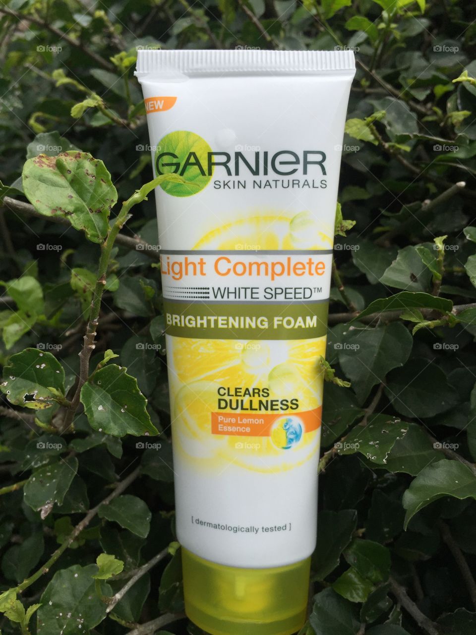 Wash face with garnier facial foam