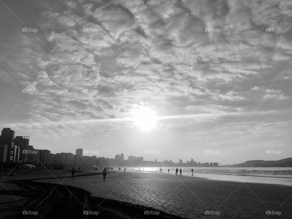 O amanhecer na Praia de Santos - sempre muito bonito, inspirador e com o sol presente. Aqui, Embaré!