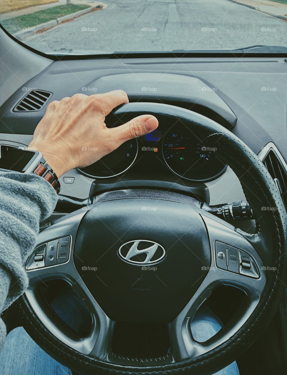 Driving A Car, Driving To Work, Commute To Work, Drive To Job, Career Commute, Driving A Hyundai Tucson, Hyundai Tucson Steering Wheel, Hyundai Tucson Dashboard, Hands On Wheel, Driving In New York, Steering A Car, Details Of A Car, Hyundai Tucson 