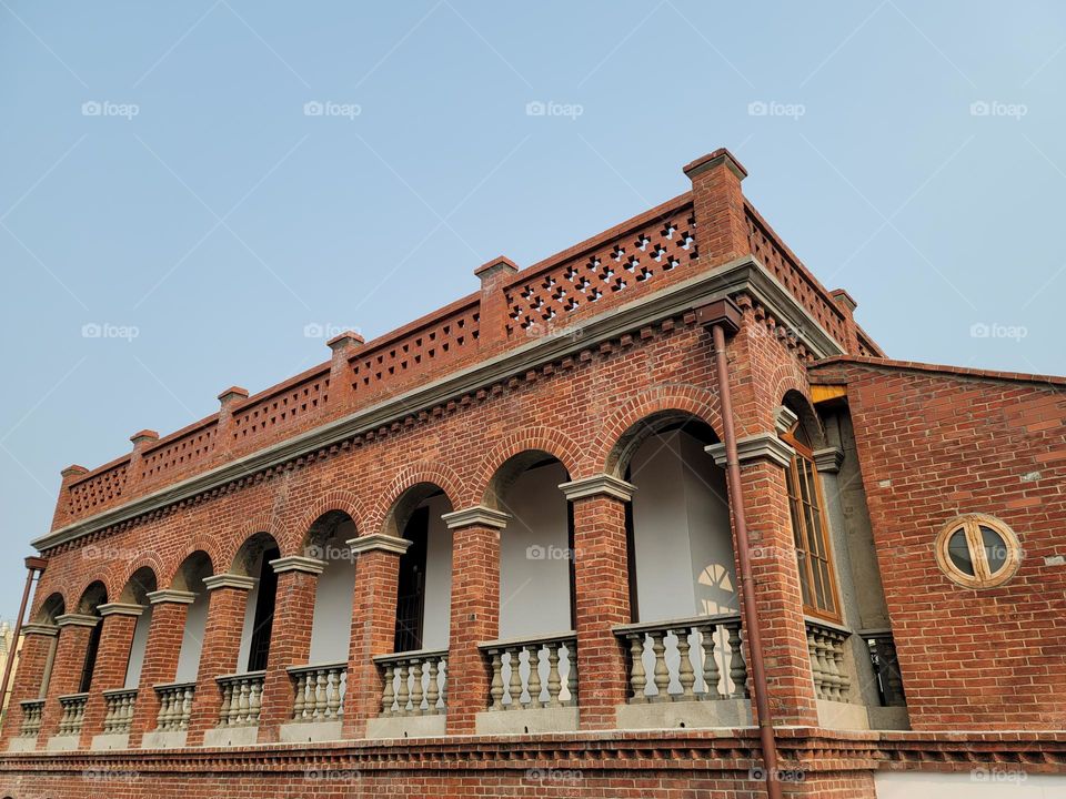 Jukui Residence is a Western-style building located in Wuri District, Taichung City, covering an area of ​​about 400 pings. Its main body was built in 1920. The building body is a combination of imitation Baroque style and Fujian-style courtyard.