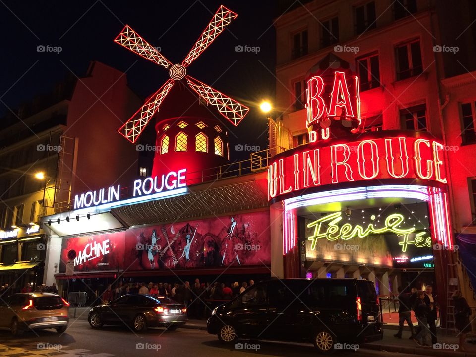 Ça, c'est Paris ! Le Moulin Rouge, une des cabarets célèbres de Paris (France)