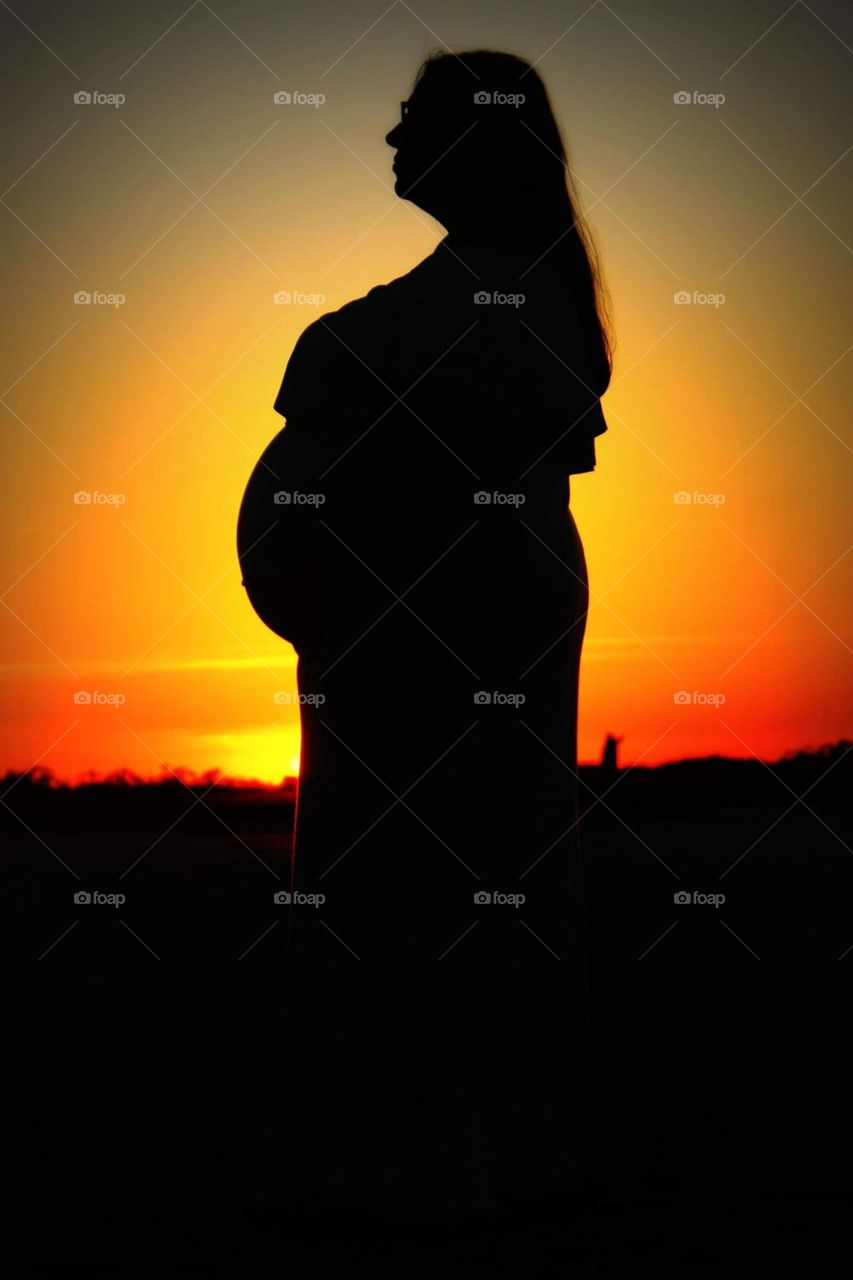 maternity session at sunset
