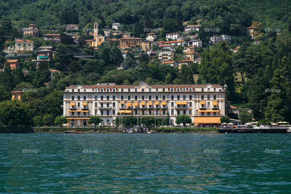 Lago Como no norte da Itália é um lugar lindo para se conhecer na Europa, com paisagens incríveis!