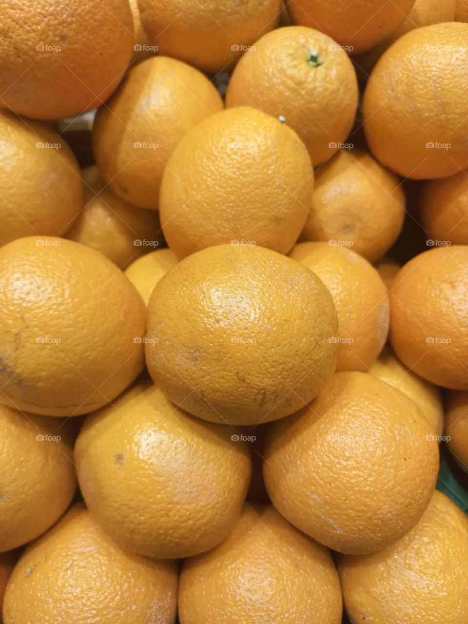 Laranjas. A laranja  é uma fruta  rica em vitamina C e, outros nutrientes , como potássio,  fósforo, cálcio, ácido fálico, ferro, fibras, beta-caroteno e flavonoides. Esse conjunto de propriedades nutricionais, torna a laranja uma fruta especial