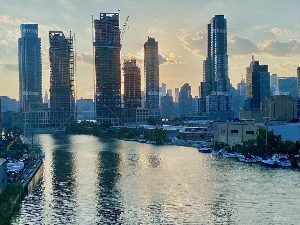 The skyscrapers that make up the breathtaking city of “New York”, old, new or currently under construction look even more magnificent and imposing when they are seen against the golden glow of the setting evening sun. 2023. Hypnotic Productions