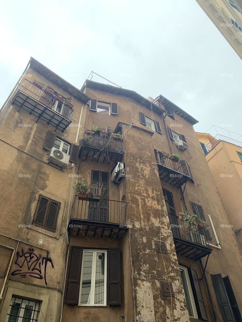 In every alley of Trastevere you can breathe the Roman tradition and at the same time the carefreeness of the new generation. 