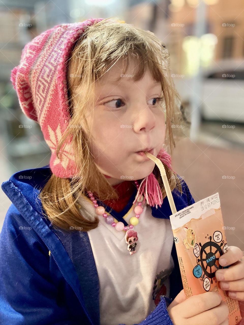 🇺🇸 A snapshot of everyday life. Without her realizing it, I photographed my little daughter Estela drinking juice and very concentrated… what would she be thinking? / 🇧🇷 Sem ela perceber, fotografei minha Estela tomando suco… o que estaria pensando?