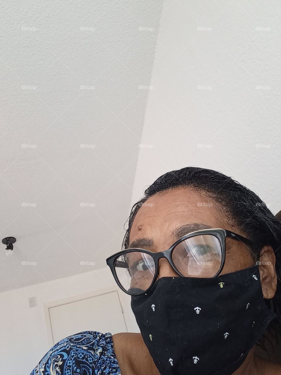 Tristeza. A tristeza é um sentimento, caracterizado por angústia  dor, culpa, cansaço, baixa estima, solidão. A causa pode estar ligada à perda de um ente querido,  término de um relacionamento, frustrações  e até conflitos e traumas mal resolvidos