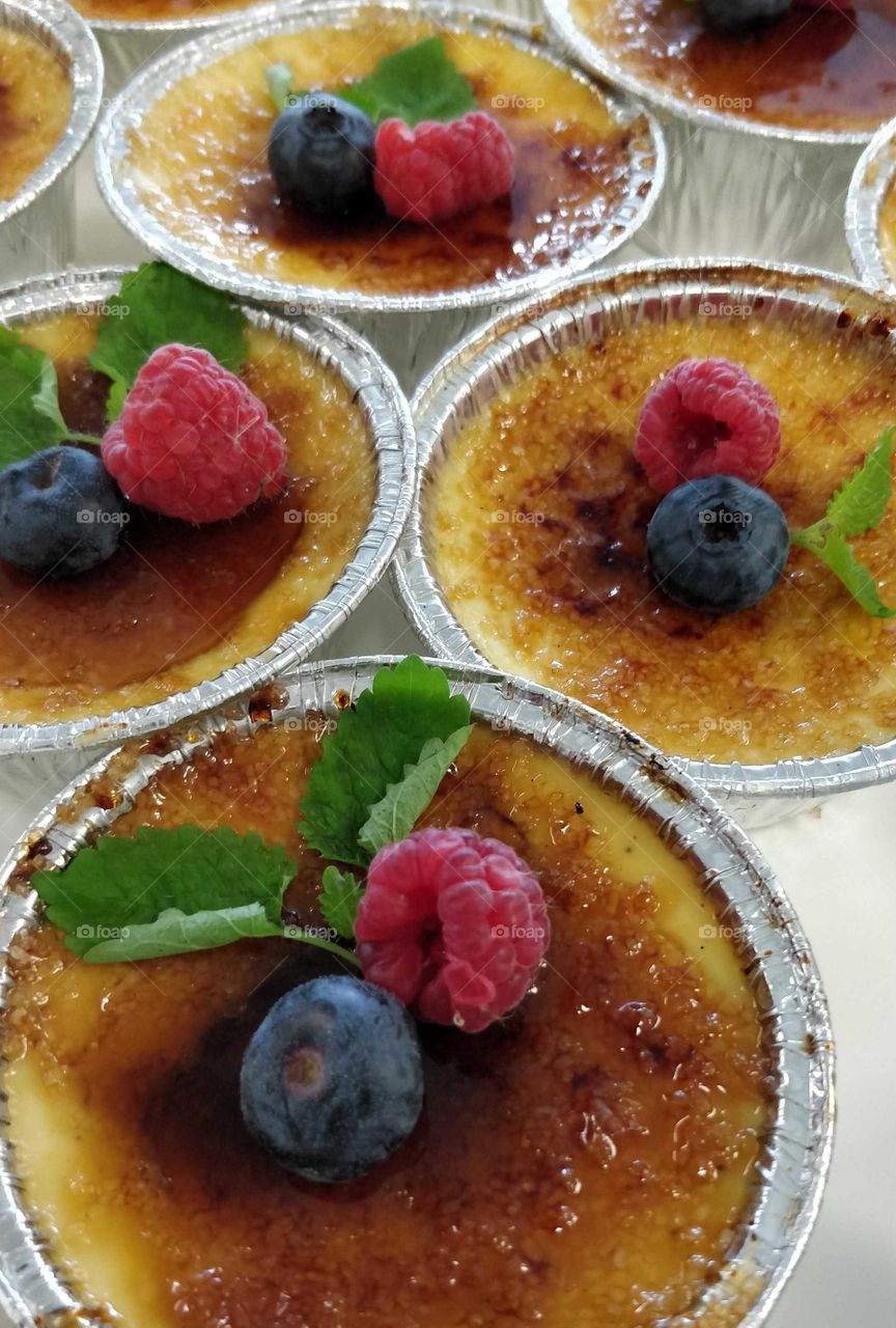 Desserts. Creme Brulee.