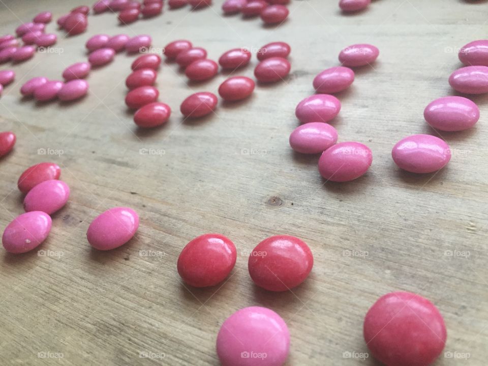 Pink and red candies that say I love you for Valentine's Day 