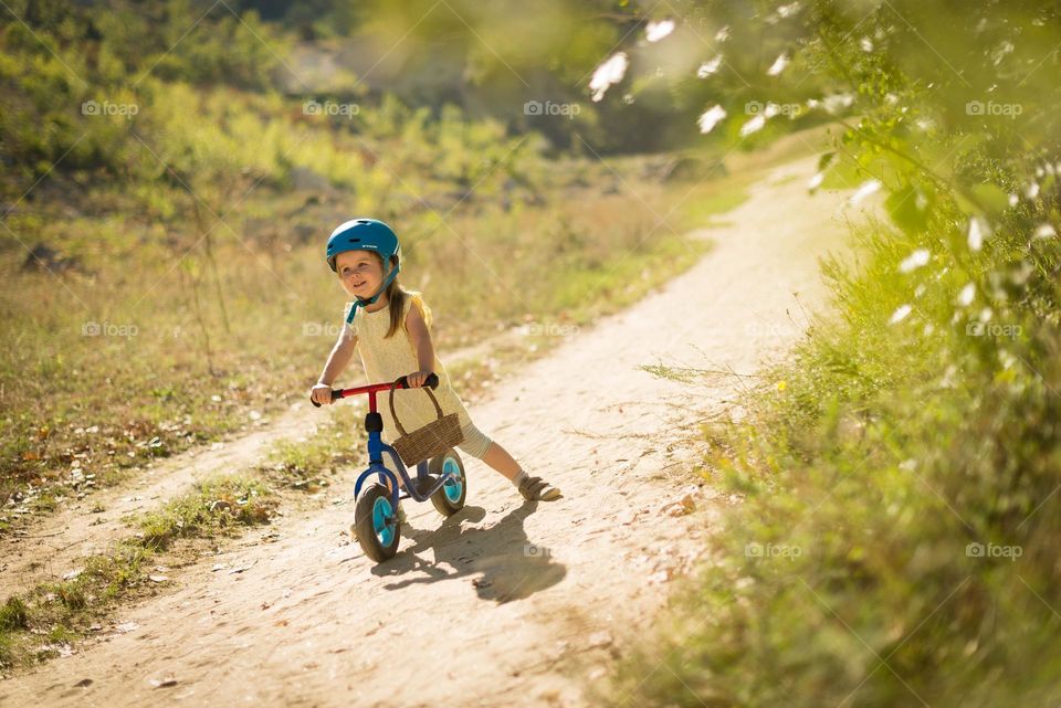 kids learning cycling