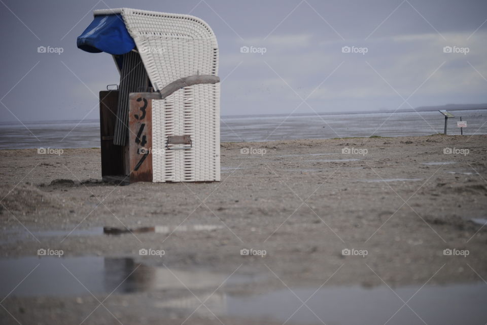 Nordsee Strand Bewölkt mit Strandkorb