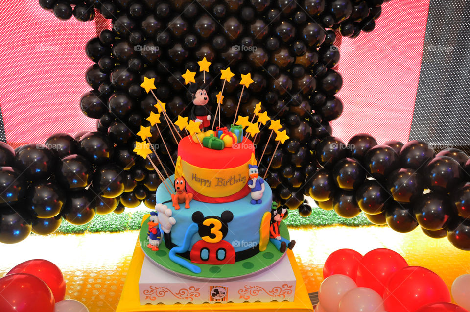 Decorate with inflatable balloons birthday cake.