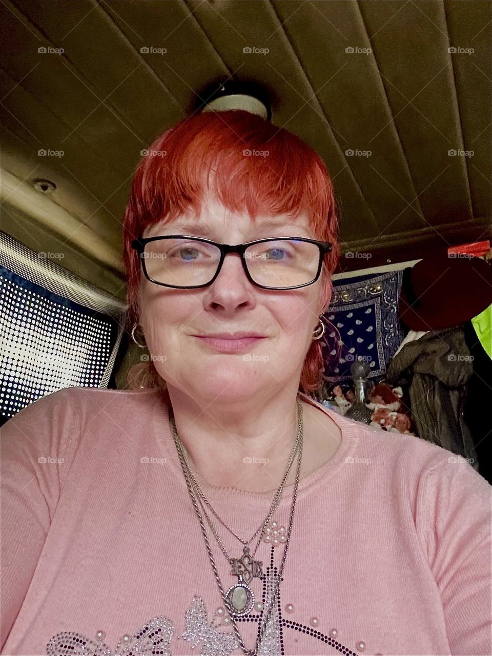 Yes folks, you guessed right. It’s me, „Petra Schiller“ a.k.a. „Maxine Firefox“ in my favorite sparkly pink sweater aboard „Salvation“, the „28 ft 1969 Luhrs“ cabin cruiser that I and my partner „Timothy Trespas“ call home. 2024. Hypnotic Productions