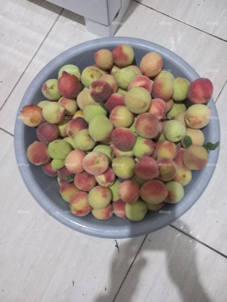 Pêssego é rico em fibras, bom para o funcionamento do intestino. Contém minerais como fósforo, magnésio, manganês, cobre, iodo e ferro. Encontra-se também carboidratos, proteínas, vitaminas, A, C e do complexo B. A vitamina B5 evita problemas de pele