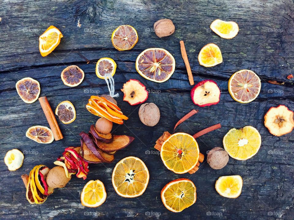 Cinnamon with sliced oranges and apples on table